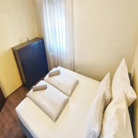 Central Holiday Apartment *